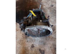 Gebruikte Versnellingsbak Renault Trafic New (FL) 1.9 dCi 100 16V Prijs € 400,00 Margeregeling aangeboden door Umit Sloperij