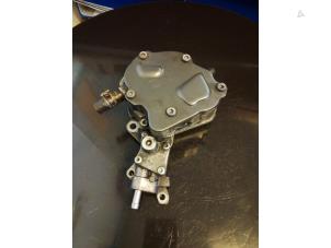 Gebruikte Dieselpomp Volkswagen Passat (3C2) 1.9 TDI Prijs € 90,00 Margeregeling aangeboden door Umit Sloperij