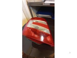 Gebruikte Achterlicht links Skoda Fabia (6Y2) 1.4i 16V Prijs € 20,00 Margeregeling aangeboden door Umit Sloperij