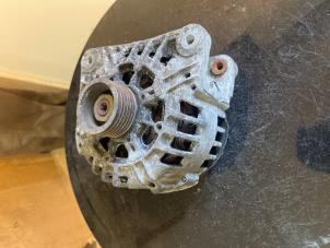 Gebruikte Dynamo Opel Vivaro 2.5 DTI 16V Prijs € 50,00 Margeregeling aangeboden door Umit Sloperij