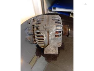 Gebruikte Dynamo Mercedes C (W203) 2.6 C-240 V6 18V Prijs € 70,00 Margeregeling aangeboden door Umit Sloperij