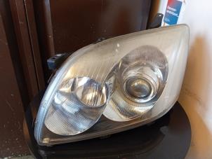 Gebruikte Rechter Koplamp Toyota Avensis (T25/B1B) Prijs € 100,00 Margeregeling aangeboden door Umit Sloperij