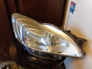 Gebruikte Koplamp rechts Peugeot 508 SW (8E/8U) 1.6 THP 16V Prijs € 80,00 Margeregeling aangeboden door Umit Sloperij