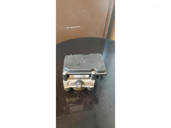 Gebruikte ABS Pomp Renault Clio III (BR/CR) 1.5 dCi FAP Prijs € 80,00 Margeregeling aangeboden door Umit Sloperij