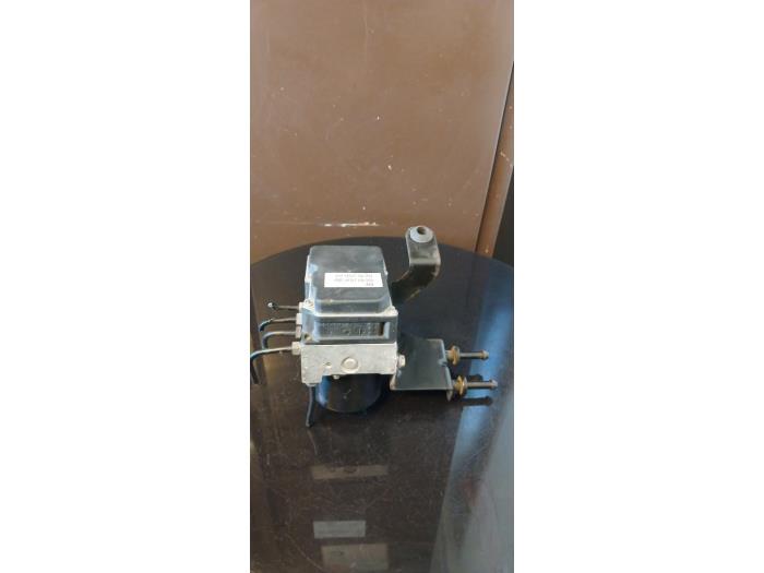 Gebruikte ABS Pomp Volkswagen Polo IV (9N1/2/3) 1.2 12V Prijs € 150,00 Margeregeling aangeboden door Umit Sloperij