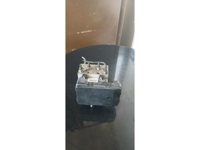Gebruikte ABS Pomp Honda Jazz (GD/GE2/GE3) 1.3 i-Dsi Prijs € 100,00 Margeregeling aangeboden door Umit Sloperij