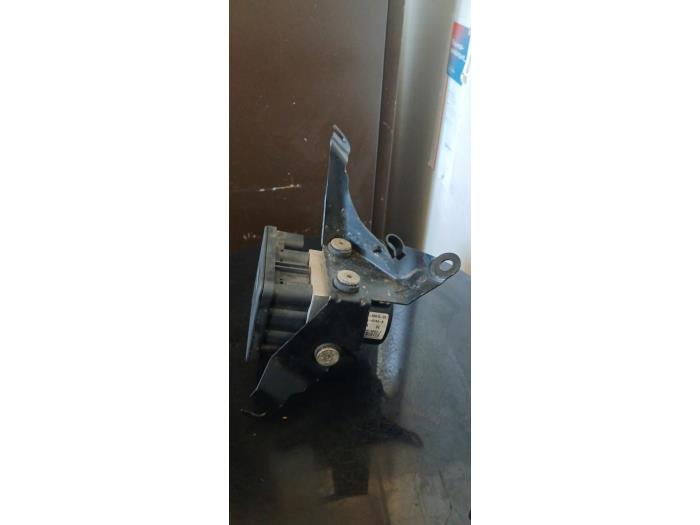 Gebruikte ABS Pomp Ford Fiesta 5 (JD/JH) 1.3 Prijs € 50,00 Margeregeling aangeboden door Umit Sloperij