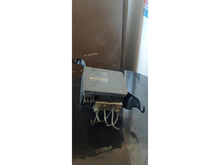 Gebruikte ABS Pomp Ford Fiesta 5 (JD/JH) 1.3 Prijs € 50,00 Margeregeling aangeboden door Umit Sloperij