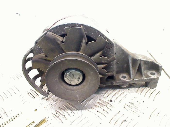 Gebruikte Dynamo Renault Twingo (C06) 1.2 Prijs € 30,00 Margeregeling aangeboden door Autohandel & Demontage Weteringbrug