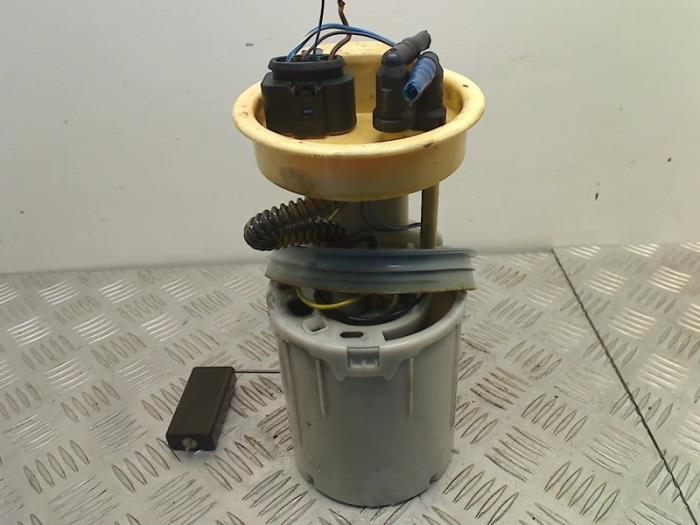 Gebruikte Tank element Pomp Volkswagen Polo IV (9N1/2/3) 1.4 TDI 80 Prijs € 20,00 Margeregeling aangeboden door Autohandel & Demontage Weteringbrug