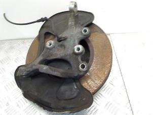 Gebruikte Fusee rechts-voor Mercedes C Estate (S204) 2.5 C-230 V6 24V Prijs € 40,00 Margeregeling aangeboden door Autohandel & Demontage Weteringbrug