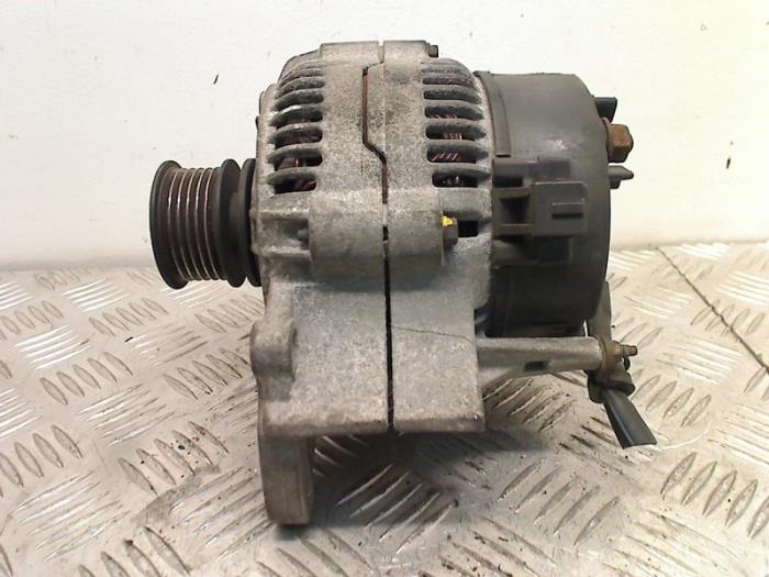 Gebruikte Dynamo Volkswagen Polo III (6N2) 1.0 Prijs € 30,00 Margeregeling aangeboden door Autohandel & Demontage Weteringbrug