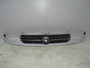 Gebruikte Grille Opel Vivaro 2.0 16V Prijs € 50,00 Margeregeling aangeboden door Autohandel & Demontage Weteringbrug