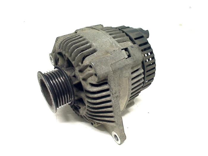 Gebruikte Dynamo Renault Megane (EA) 2.0i Prijs € 30,00 Margeregeling aangeboden door Autohandel & Demontage Weteringbrug