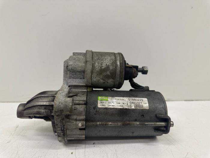 Startmotor van een Fiat Doblo Cargo (263) 1.3 D Multijet 2011