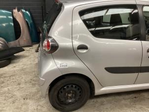 Gebruikte Achterscherm rechts Toyota Aygo (B10) 1.0 12V VVT-i Prijs op aanvraag aangeboden door Autohandel & Demontage Weteringbrug