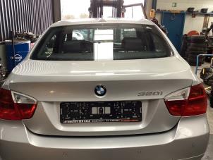 Gebruikte Achterklep BMW 3 serie (E90) 320i 16V Prijs € 120,00 Margeregeling aangeboden door Autohandel & Demontage Weteringbrug