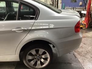 Gebruikte Achterscherm links BMW 3 serie (E90) 320i 16V Prijs op aanvraag aangeboden door Autohandel & Demontage Weteringbrug
