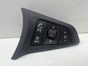 Gebruikte Radiobediening Stuur Opel Corsa E 1.0 SIDI Turbo 12V Prijs € 20,00 Margeregeling aangeboden door Autohandel & Demontage Weteringbrug