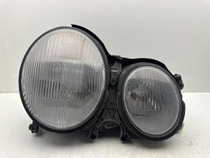 Gebruikte Rechter Koplamp Mercedes E (W210) 2.8 E-280 V6 18V Prijs € 25,00 Margeregeling aangeboden door Autohandel & Demontage Weteringbrug