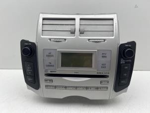Gebruikte Radio Toyota Yaris II (P9) 1.4 D-4D Prijs € 100,00 Margeregeling aangeboden door Autohandel & Demontage Weteringbrug