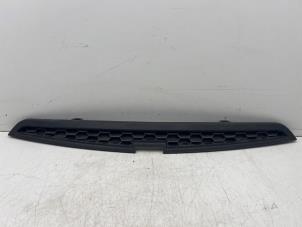 Gebruikte Grille Chevrolet Spark (M300) 1.0 16V Bifuel Prijs € 25,00 Margeregeling aangeboden door Autohandel & Demontage Weteringbrug