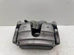 Gebruikte Remklauw (Tang) rechts-voor Mercedes GLA (H247) 1.3 200 Turbo 16V Prijs € 50,00 Margeregeling aangeboden door Autohandel & Demontage Weteringbrug