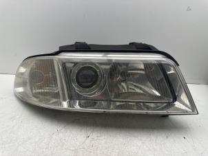 Gebruikte Koplamp rechts Audi A4 Avant (B5) 1.6 Prijs € 30,00 Margeregeling aangeboden door Autohandel & Demontage Weteringbrug