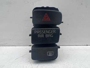 Gebruikte Alarmlicht Schakelaar Volkswagen Up! (121) 1.0 12V 60 Prijs € 9,00 Margeregeling aangeboden door Autohandel & Demontage Weteringbrug