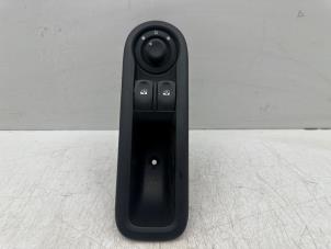 Gebruikte Ruit schakelaar elektrisch Renault Twingo II (CN) 1.5 dCi 90 FAP Prijs € 10,00 Margeregeling aangeboden door Autohandel & Demontage Weteringbrug