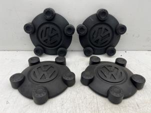 Gebruikte Wieldop set Volkswagen Caddy III (2KA,2KH,2CA,2CH) 1.6 TDI 16V Prijs € 20,00 Margeregeling aangeboden door Autohandel & Demontage Weteringbrug