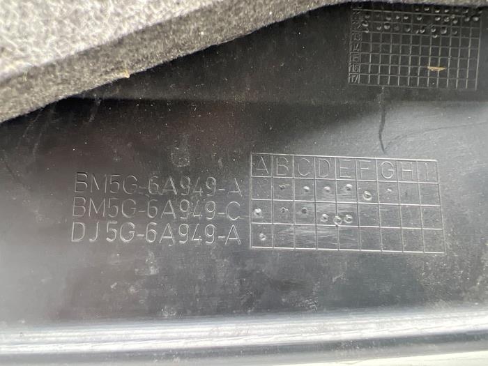 Afdekplaat motor van een Volvo V40 (MV) 1.6 T3 GTDi 16V 2013