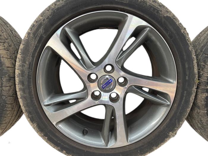 Velgen set + banden van een Volvo V40 (MV) 1.6 T2 GTDi 16V 2015
