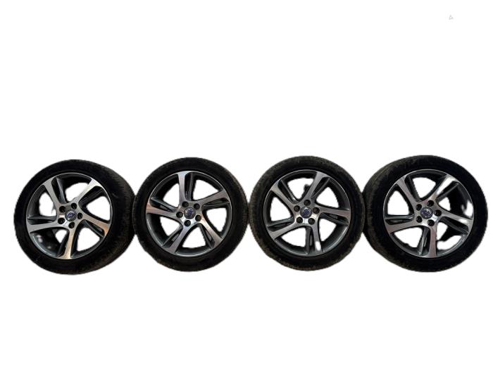 Velgen set + banden van een Volvo V40 (MV) 1.6 T2 GTDi 16V 2015