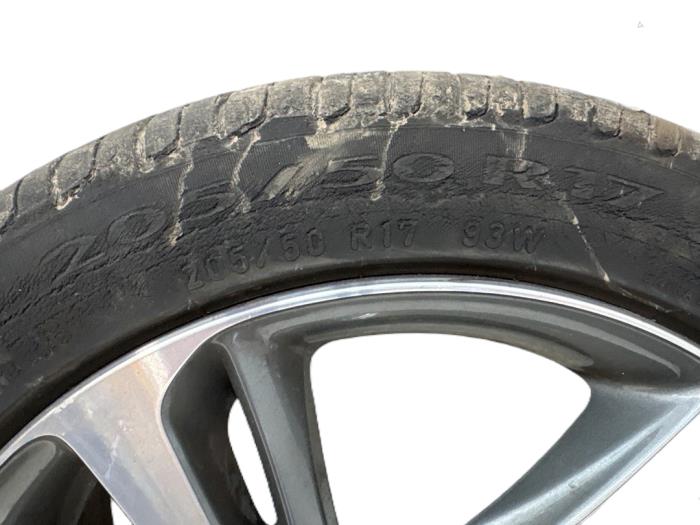 Velgen set + banden van een Volvo V40 (MV) 1.6 T2 GTDi 16V 2015