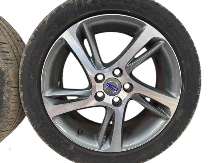 Velgen set + banden van een Volvo V40 (MV) 1.6 T2 GTDi 16V 2015