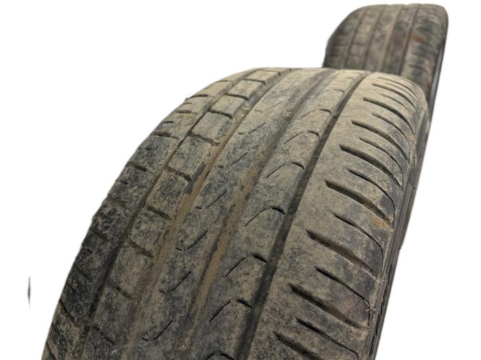 Velgen set + banden van een Volvo V40 (MV) 1.6 T2 GTDi 16V 2015