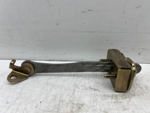 Gebruikte Deurvanger 2Deurs rechts Volkswagen LT II 2.8 TDi Prijs € 10,00 Margeregeling aangeboden door Autohandel & Demontage Weteringbrug