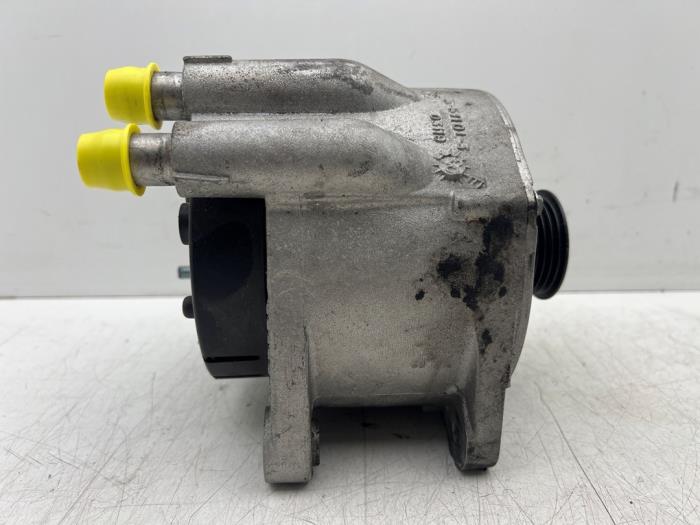 Dynamo van een Renault Espace (JK) 2.0 16V Turbo 2003