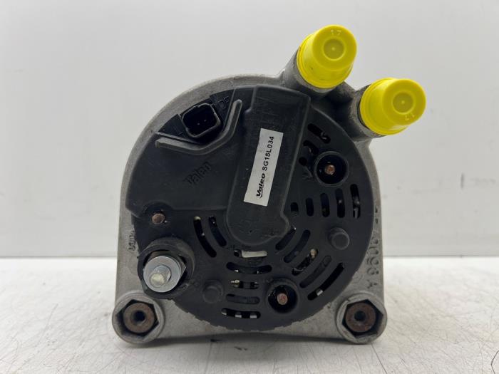 Dynamo van een Renault Espace (JK) 2.0 16V Turbo 2003