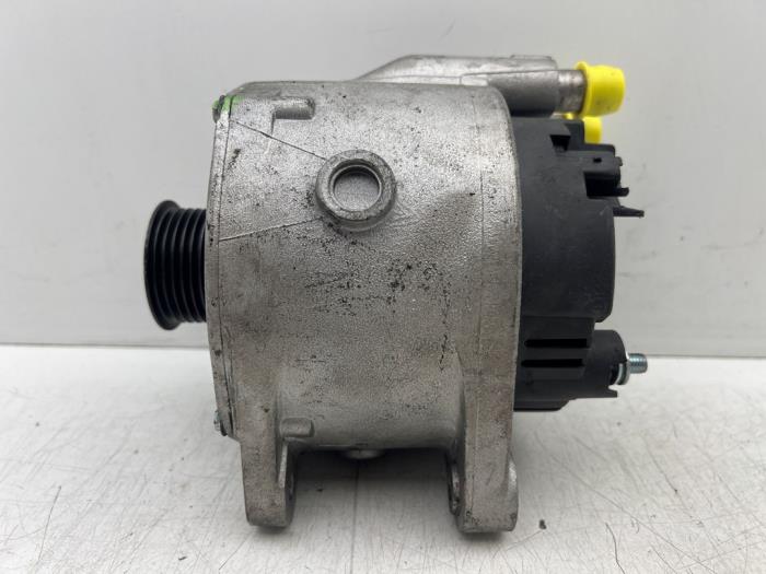 Dynamo van een Renault Espace (JK) 2.0 16V Turbo 2003