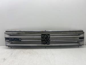 Gebruikte Grille Peugeot 309 I (10C/10A) 1.9 Prijs € 20,00 Margeregeling aangeboden door Autohandel & Demontage Weteringbrug