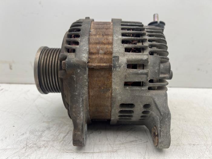Alternator van een Nissan Navara (D40) 2.5 dCi 16V 4x4 2006