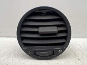 Gebruikte Luchtrooster Dashboard Volkswagen Caddy III (2KA,2KH,2CA,2CH) 2.0 SDI Prijs € 5,00 Margeregeling aangeboden door Autohandel & Demontage Weteringbrug