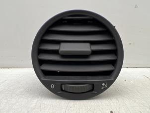 Gebruikte Luchtrooster Dashboard Volkswagen Caddy III (2KA,2KH,2CA,2CH) 2.0 SDI Prijs € 5,00 Margeregeling aangeboden door Autohandel & Demontage Weteringbrug