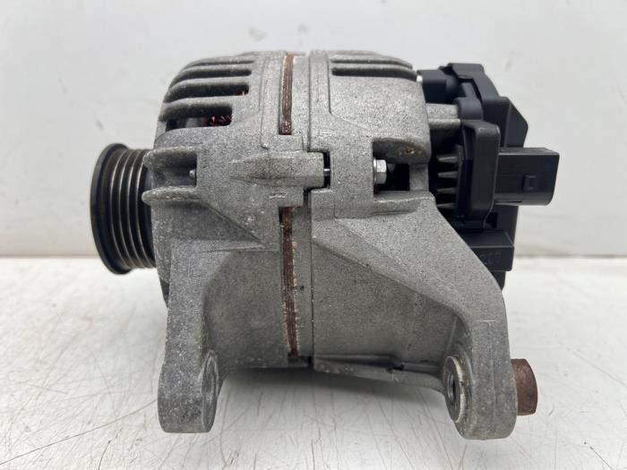 Gebruikte Dynamo Volkswagen Passat Variant (3B6) 1.8 Turbo 20V Prijs € 50,00 Margeregeling aangeboden door Autohandel & Demontage Weteringbrug
