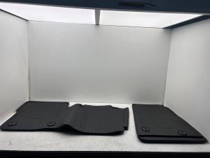 Gebruikte Matten Set Ford Transit Custom 2.2 TDCi 16V Prijs € 85,00 Margeregeling aangeboden door Autohandel & Demontage Weteringbrug