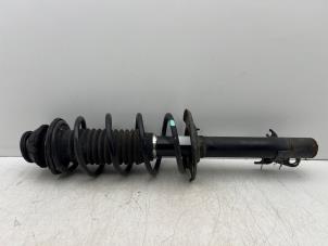 Gebruikte Schokbreker rechts-voor Peugeot 108 1.0 12V VVT-i Prijs € 40,00 Margeregeling aangeboden door Autohandel & Demontage Weteringbrug