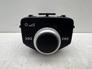 Gebruikte Radiobedienings paneel Audi A1 Sportback (GBA) 1.0 30 TFSI 12V Prijs € 25,00 Margeregeling aangeboden door Autohandel & Demontage Weteringbrug