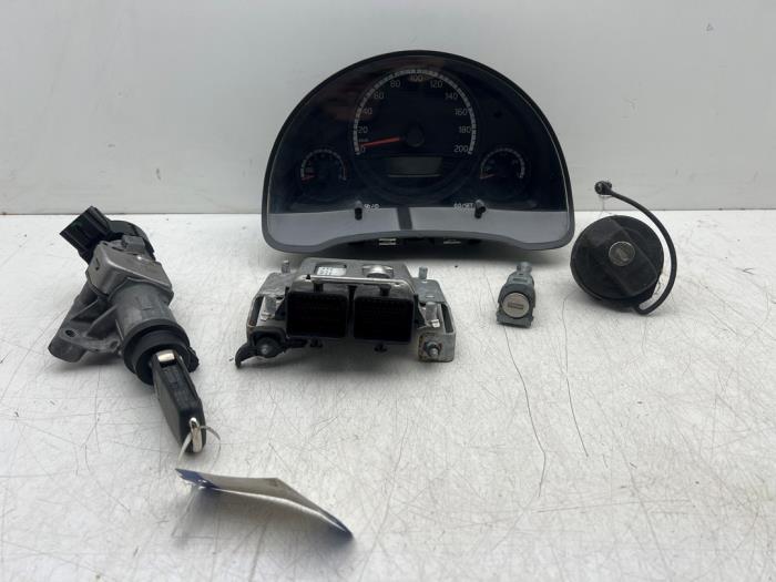 Gebruikte Contactslot + computer Volkswagen Up! (121) 1.0 12V 60 Prijs € 130,00 Margeregeling aangeboden door Autohandel & Demontage Weteringbrug